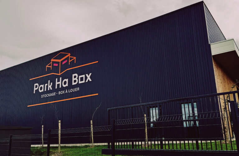 Façade du centre Park Ha Box à Châteaubourg, bardage bleu nuit et logo orange